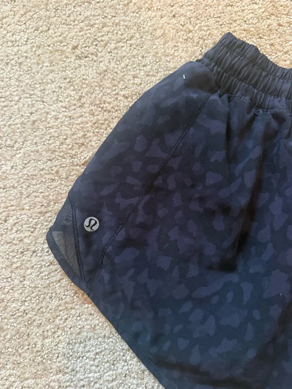 Lululemon Shorts Hotty Hot 4" Rare - Image 3