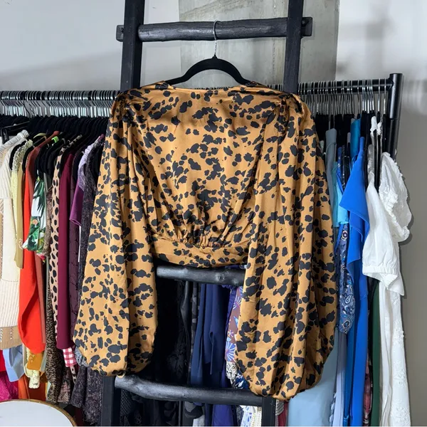 Windsor Chic Look Leopard Print Satin Puff Sleeve Crop Top Medium New NWT - Image 10
