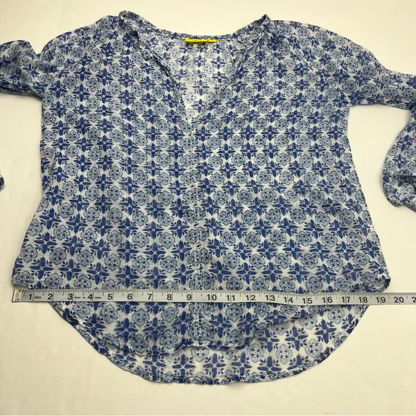 Roller Rabbit Blue White Floral Geometric Pattern 100%‎ Cotton Top Small *FLAW - Image 11