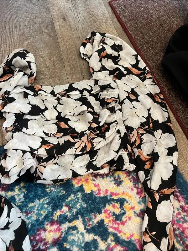 Abercrombie Floral Puff-Sleeve Cropped Top - Black & White - Image 9