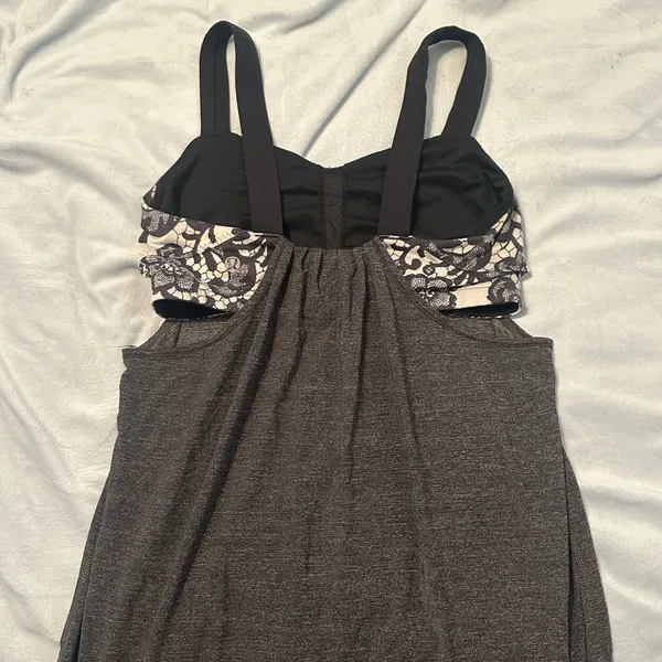 Lululemon tank top size 6 - Image 3