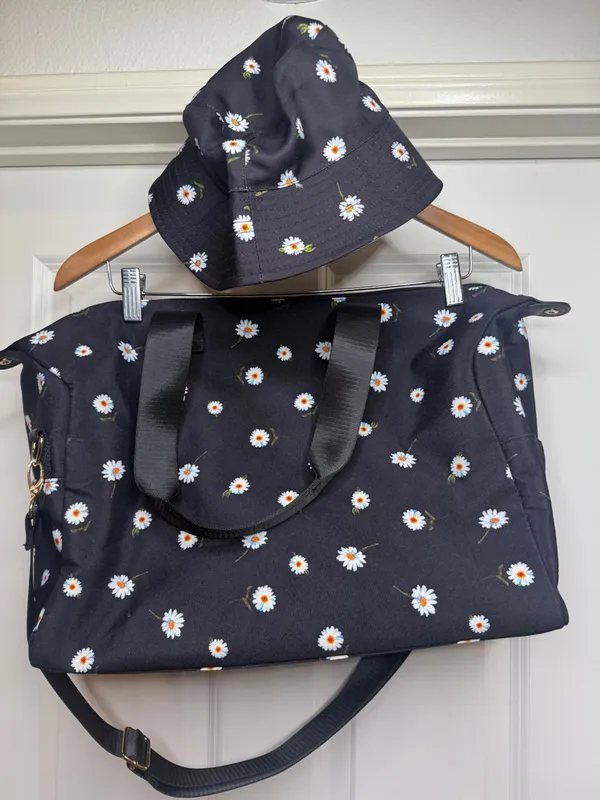 NWOT Alice + Olivia Black Daisy Print Weekender tote bag and matching hat - Image 2