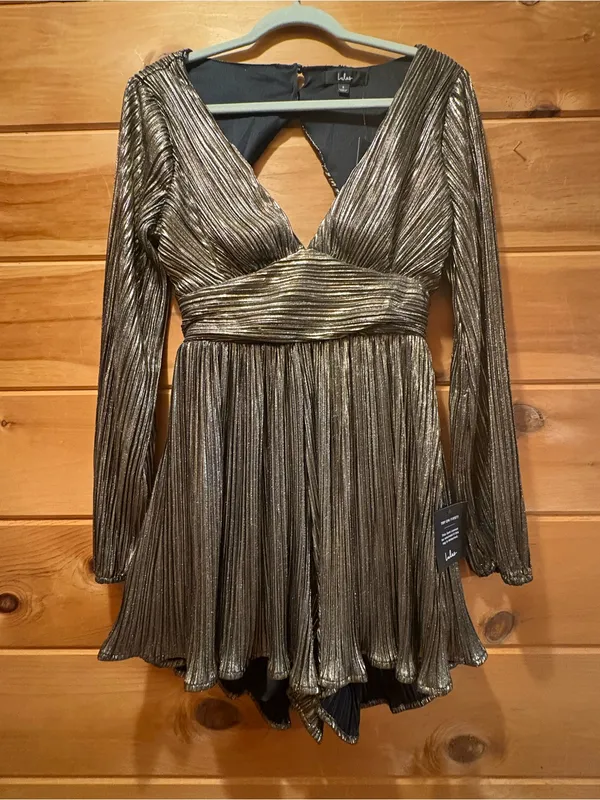 Lulu's Metallic Gold Plisse Long Sleeve Backless Romper size Small NWT - Image 3