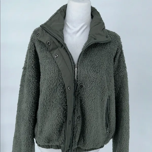 Vuori Women's Cozy Sherpa Jacket Green Fleece Jacket Olive Green Size Large - Image 7
