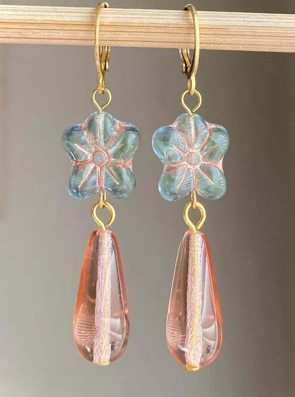 Handmade quality Czech glass flower beads & teardrops dangle earrings💚 - Image 2