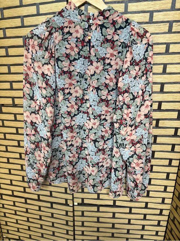 Entro Floral Blouse Size large - Image 2