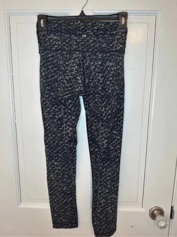 Lululemon Black/Gray Geometric Patterned Leggings‎ size 6 EUC - Image 2