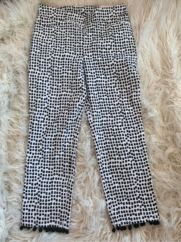 NWT Chico's So Slimming Brigitte Dot Pull On Capris Pom Pom Hem Size 0 / US 4 - Image 2