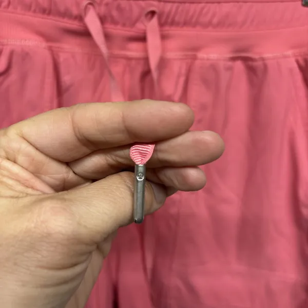 Womens Size 4 Lululemon Dance Studio Shorts EUC - Image 2