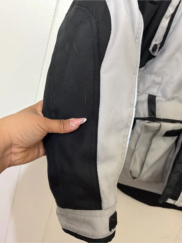 Pre-owned L.A. Idol black skinny jeans in good condition. Features a faded black - Image 11