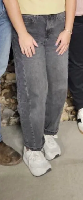Old Navy Barrel Jeans - Image 4