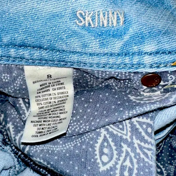 American Eagle • Destroyed Light Wash Skinny Jeans • Size 8 - Image 3