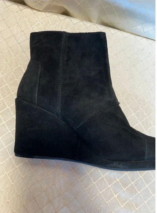 Toms: Women’s SZ8 Desert Wedge High Black Suede Heel Booties - Image 8