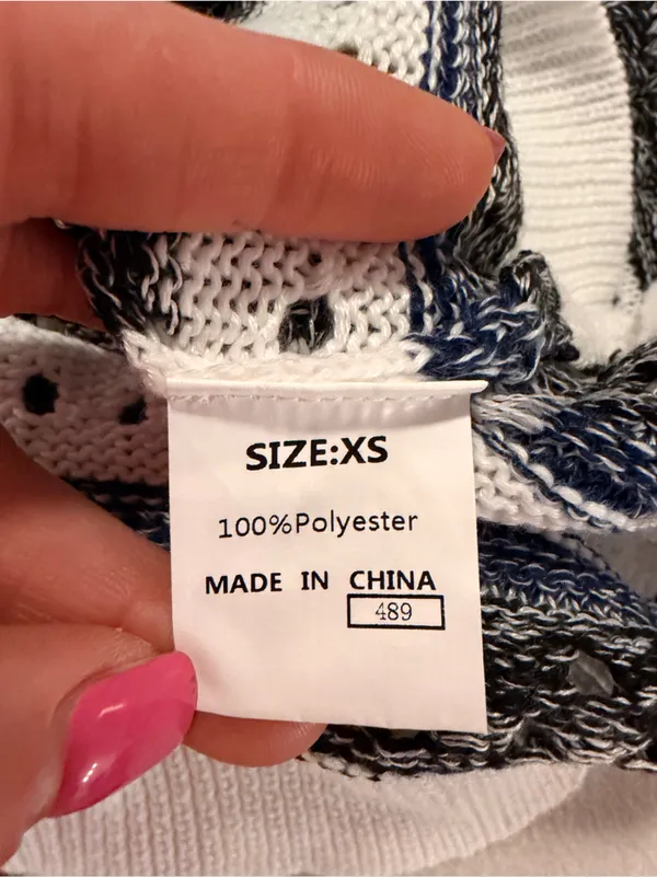 Source Unknown White and Navy Striped V‑Neck Knit Top - Image 3