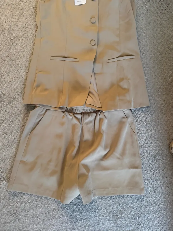 NWT Zesica Tailored Button Front Short Set - Taupe - Image 4