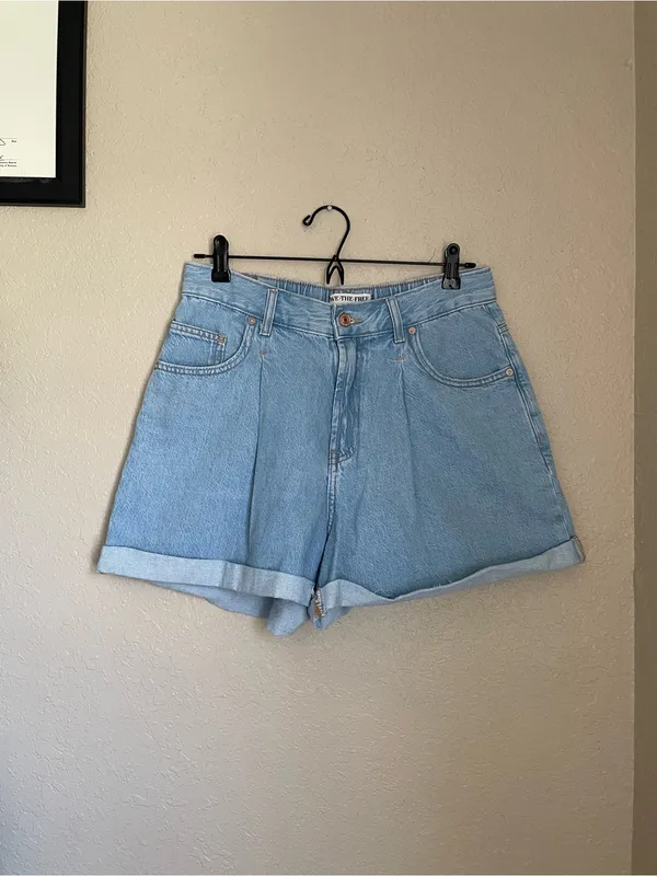 Free People We the Free Danni High Rise Short Size Small Light Wash Cuffed Roll - Image 4