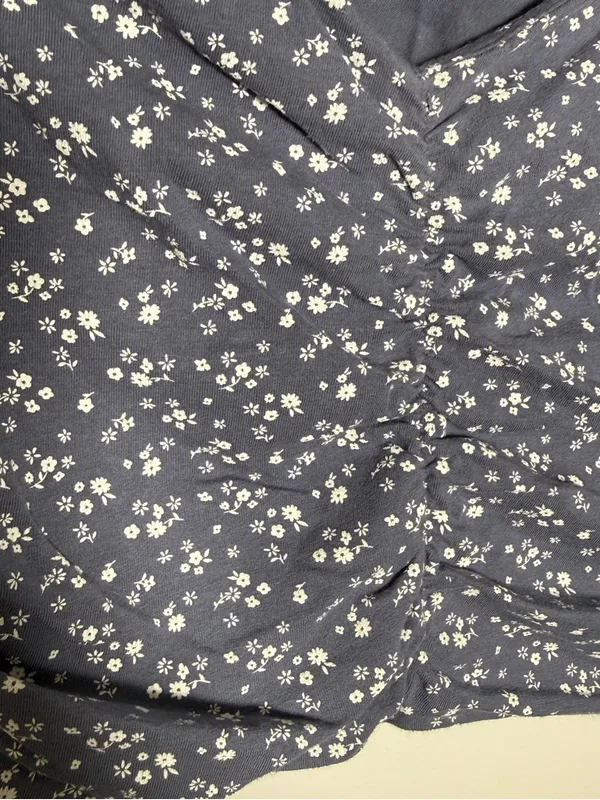 Hollister Blue Floral V-Neck Women's Top Large Cropped - Image 3