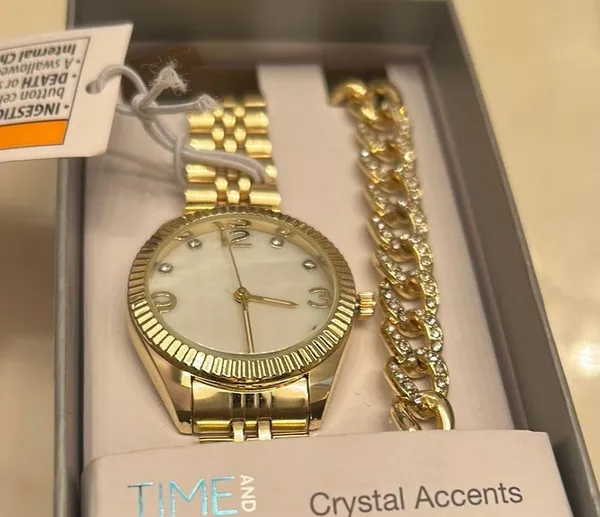 Time and Tru Gold Watch and Bracelet Set Elegant Accessories - Image 3