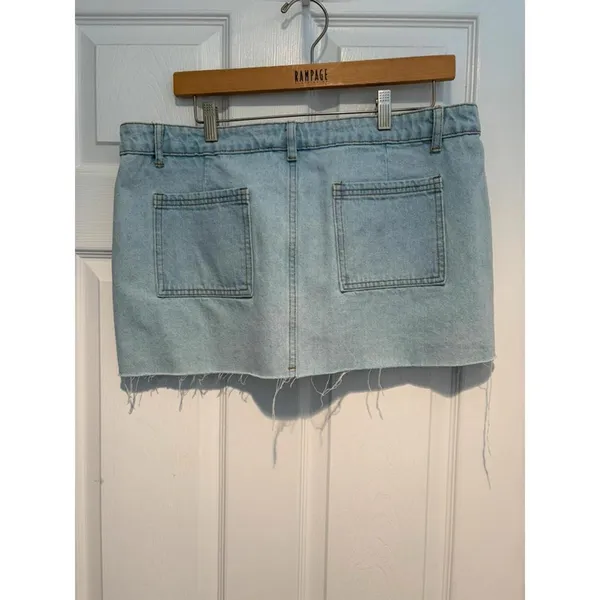 Edikted Jessie Denim Mini Skirt XL Light Wash Blue Raw Hem Y2K Low Rise NWT - Image 2
