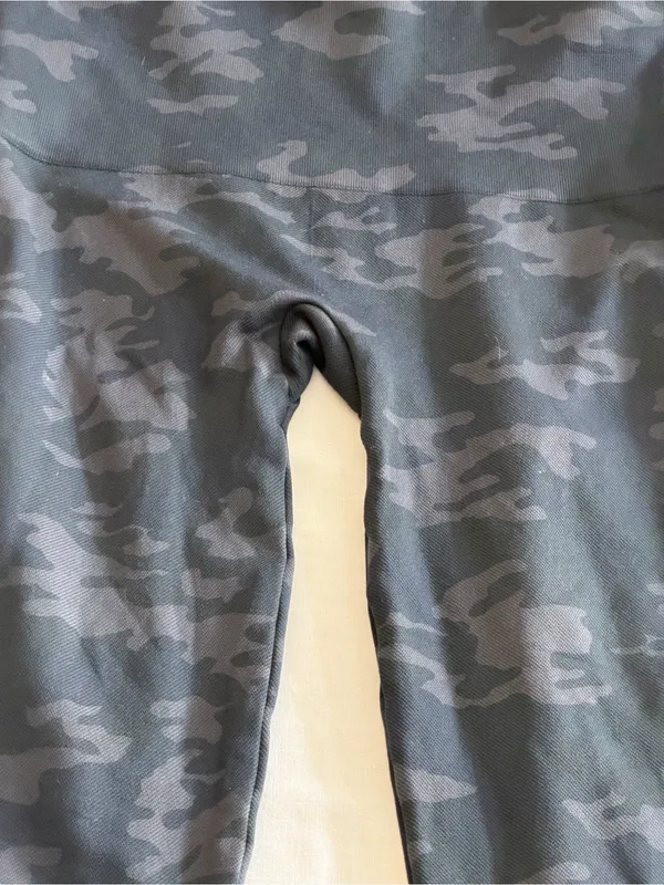 SPANX Leggings Look at Me Now High-Waisted Seamless Black Camo Size M - Image 3