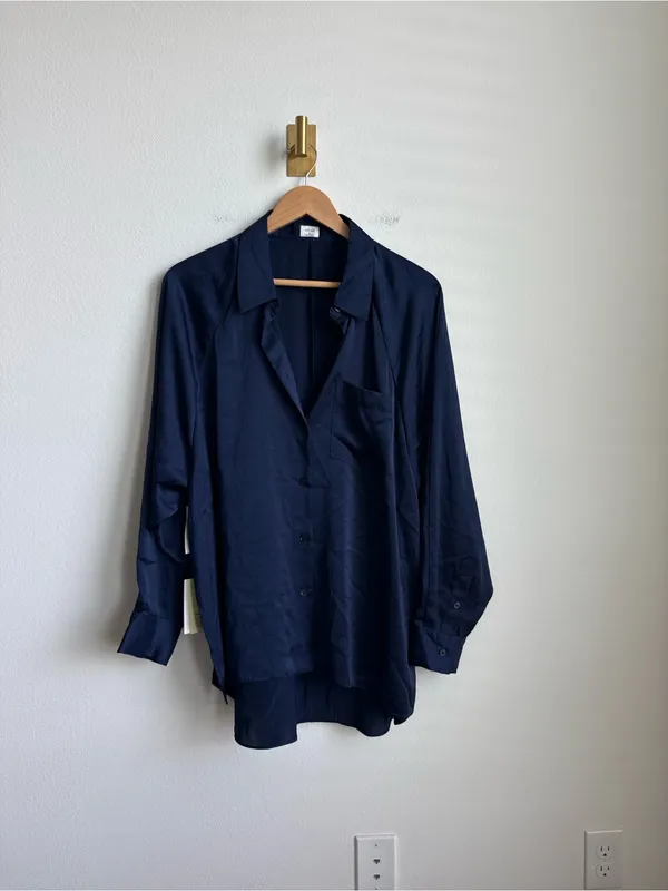 Wilfred by Aritzia Satin Button Down Blouse Navy Blue Women's Medium NWT - Image 5