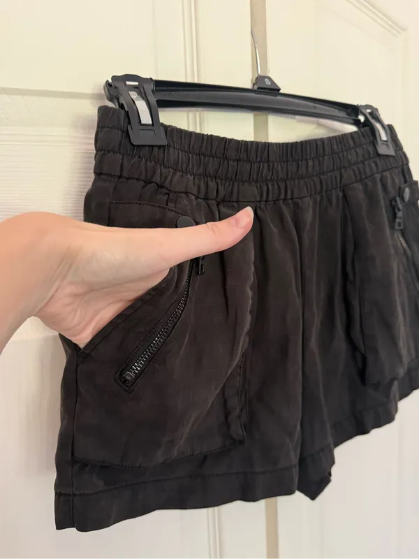 ALICE + OLIVIA Britney Patch-Pocket High Waist Black Shorts Size Small - Image 5