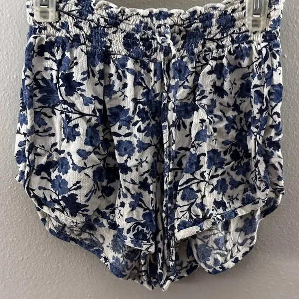 American Eagle Women Elastic Waist White/Blue Floral Loose Shorts size‎ XXS - Image 2