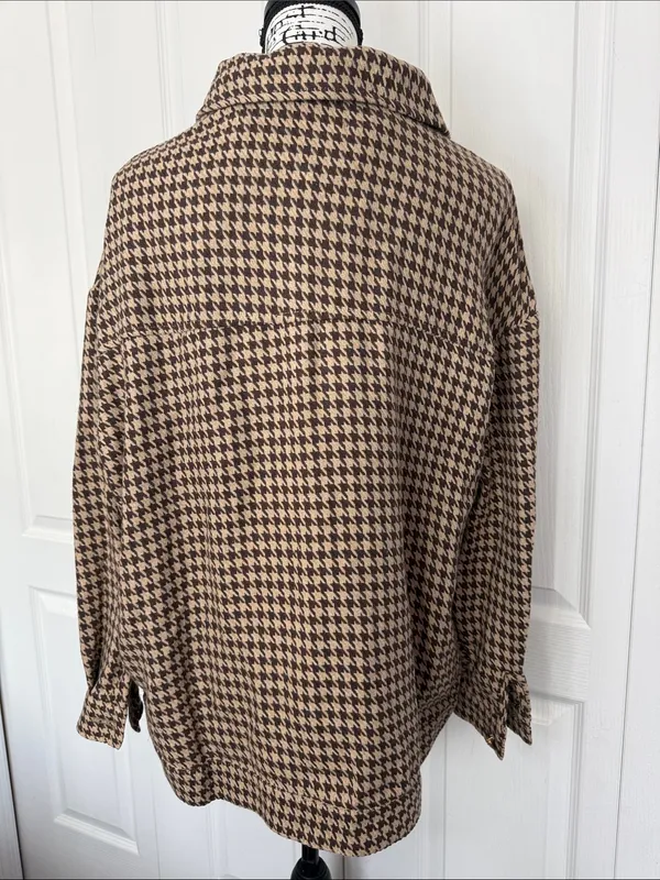 BloomChic Brown & Cream Houndstooth Button - Image 3