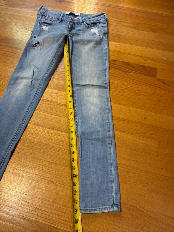 Hollister Distressed Light Wash Denim Jeans Blue Women's 0S 24x29 - Image 9