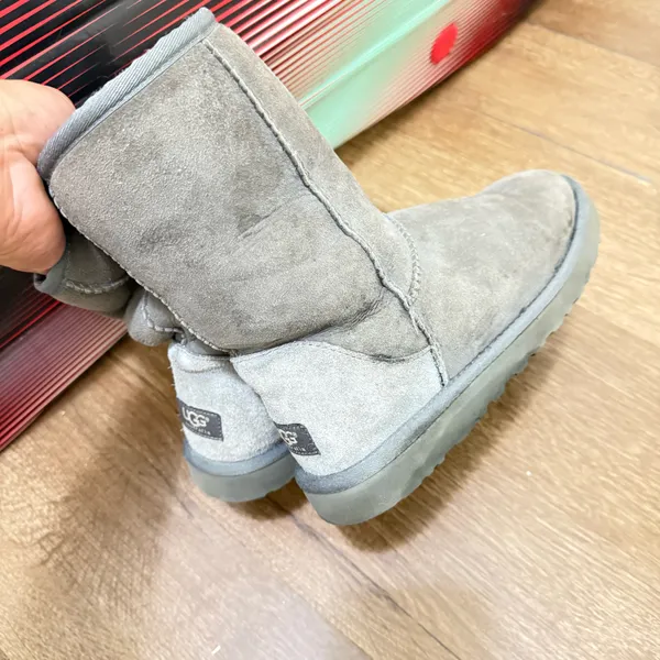 UGG Women's Classic GRAY SUEDE Short Boots Size 8 GUC - Image 7