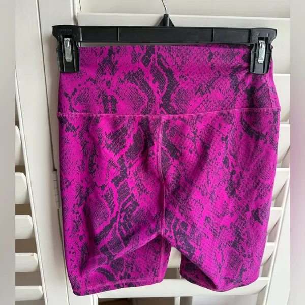 Alo XS Pink Snake Print Legging shorts - Image 2