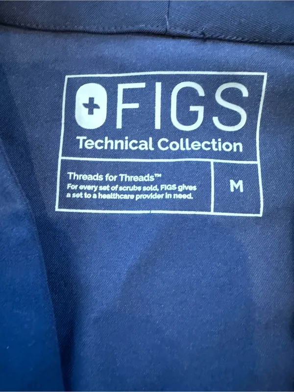 Figs Women's Navy Short-Sleeve V-Neck Scrub Top Medium - Image 2
