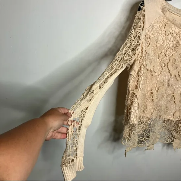Free‎ People tan crocheted lace overlay top open back women’s size small trendy - Image 5