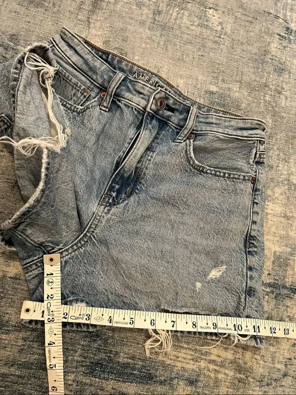 American Eagle Light Wash Distressed High Rise Mom Shorts Size 2 - Image 8