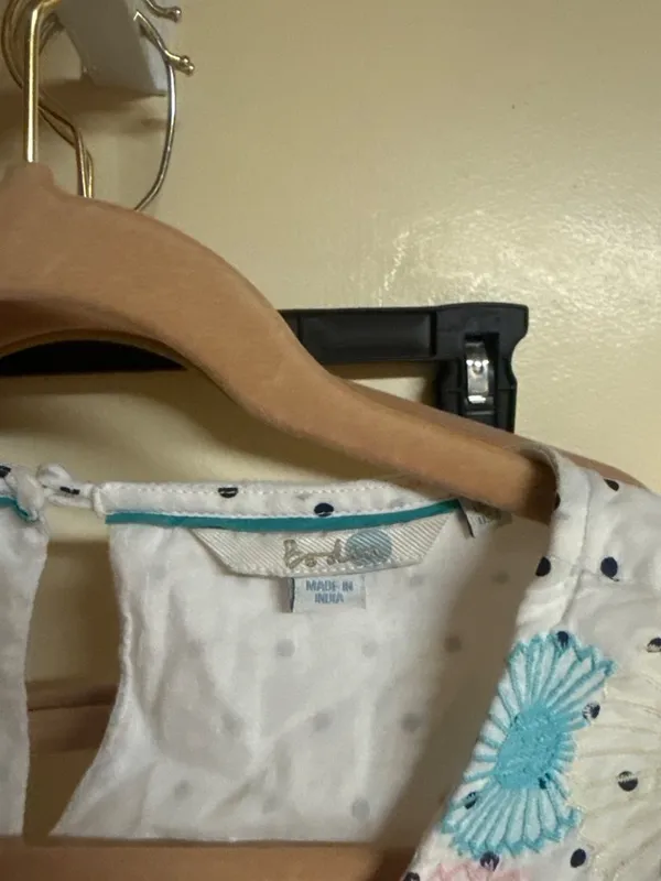 Embroidered Polka Dot Sleeveless Top With Floral Pattern & Keyhole Back - Image 2