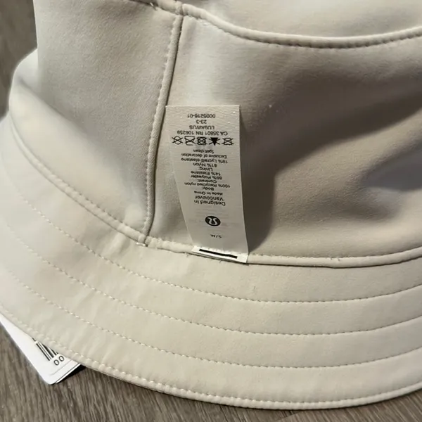 Lululemon NWT S/M Both Ways Reversible Bucket Hat in Manifesto Print &‎ Bone - Image 11