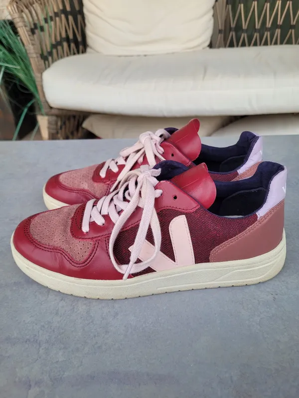 Veja Women's V-10 Sneakers in Leather and Pixel Size 39 US 8 - Image 4