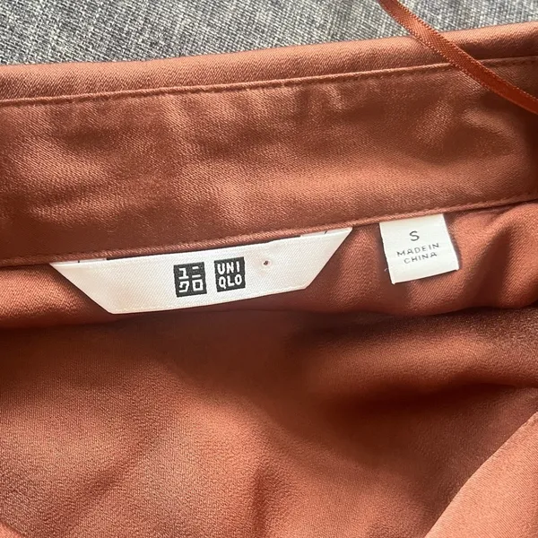 New with tags Uniqlo Women's Copper satin Button-Down Shirt size small - Image 4