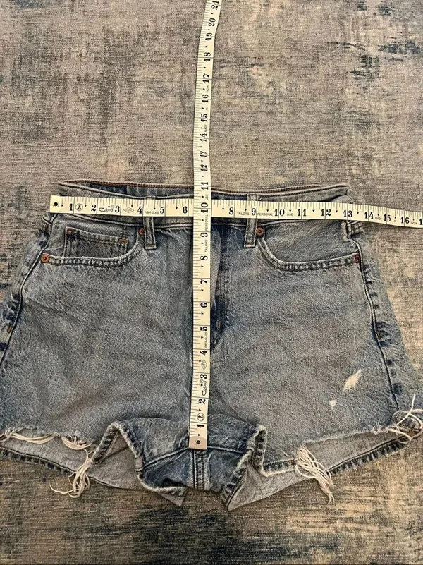 American Eagle Light Wash Distressed High Rise Mom Shorts Size 2 - Image 7