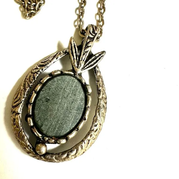 Green and silver tone vintage pendant necklace - Image 8