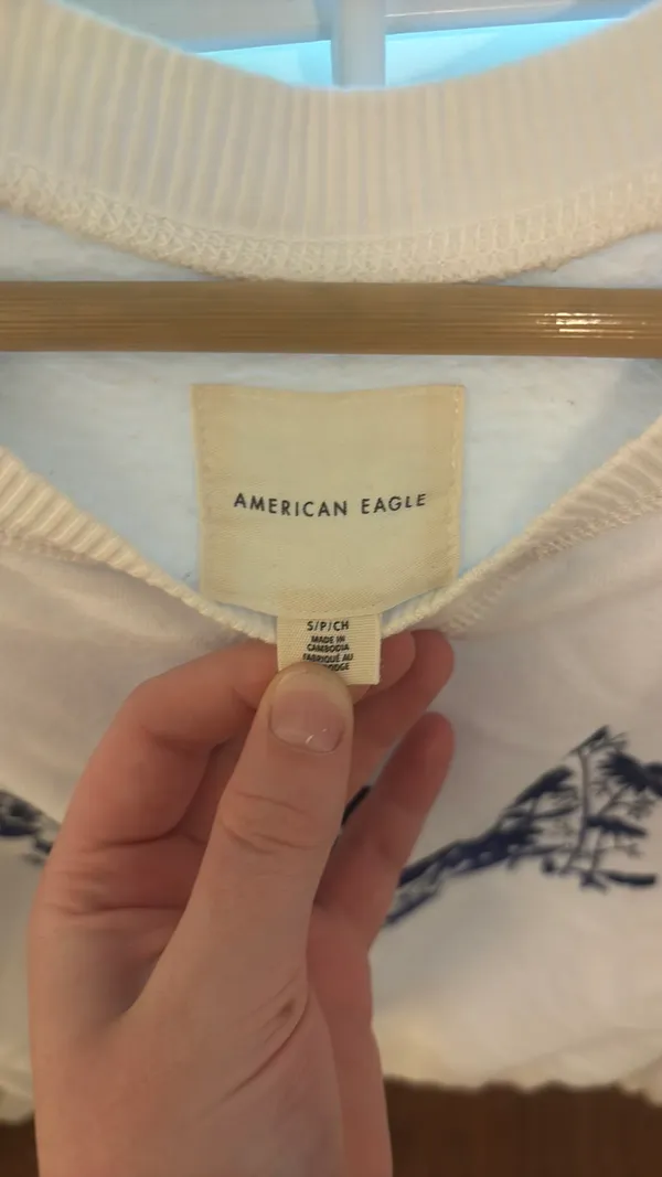 White American Eagle crewneck with blue flowers - Image 3