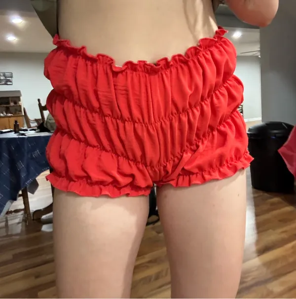 Red ruffle mini shorts Size L - Image 3