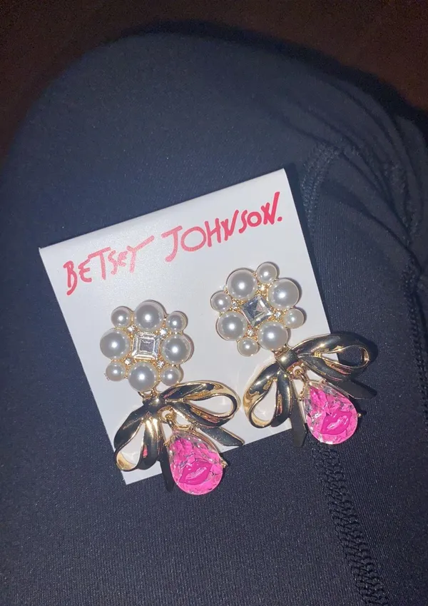 Betsey Johnson NWT gold tone bow pearl drop earrings with little pink lips - Image 2