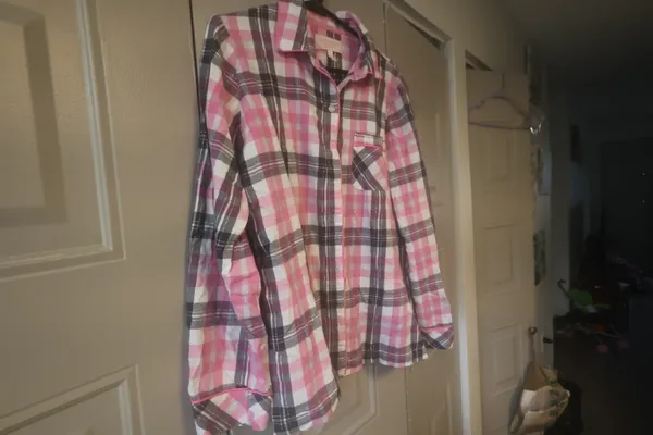 Victoria's Secret plaid flannel pajamas sleep shirt in pink, black and white size small. - Image 3
