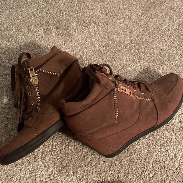 Forever 21 wedge bootie in chocolate brown with gold trim size 7.5 - Image 8