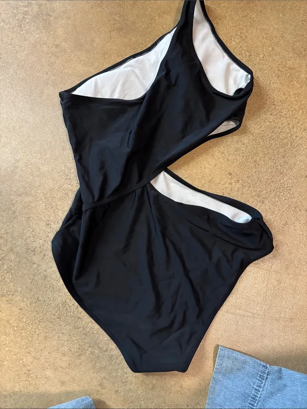 One-Shoulder Black Cutout One-Piece Swimsuit - Image 2