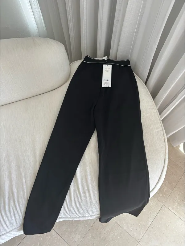 Alo Yoga Trousers - Image 3