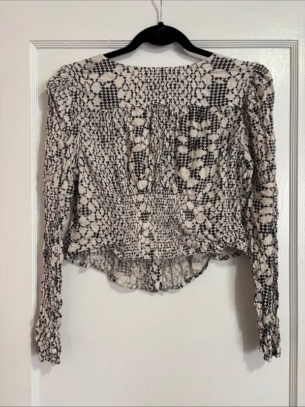 Free People Black and White V-Neck cropped long sleeve shirt Size Medium - Image 5