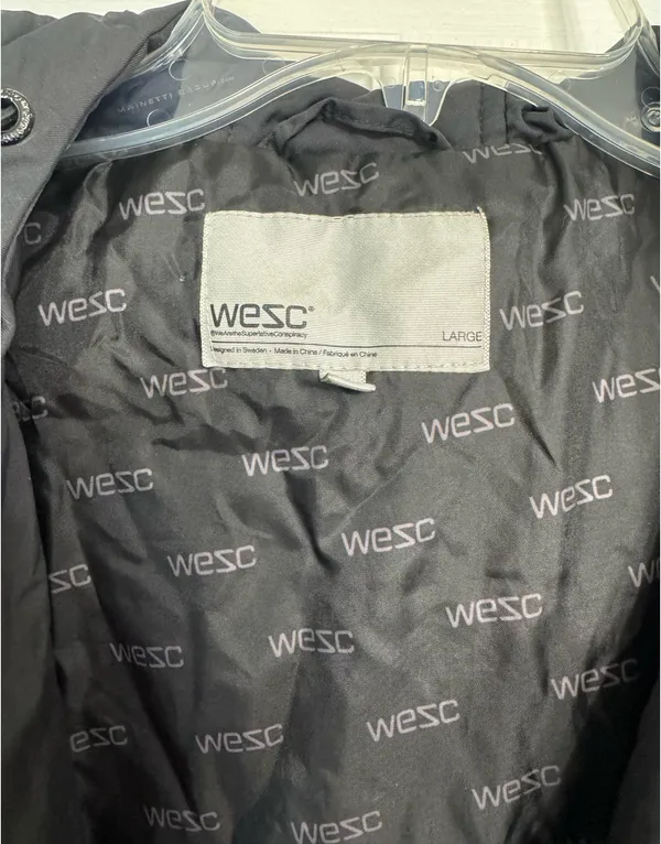 WeSC Jakobi hooded snowboard/ski jacket w/powder skirt and wrist gaiters - Image 5