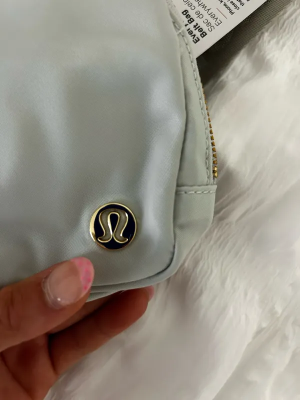 Lululemon Everywhere Belt Bag 1L Grey with Gold zippering - Image 7